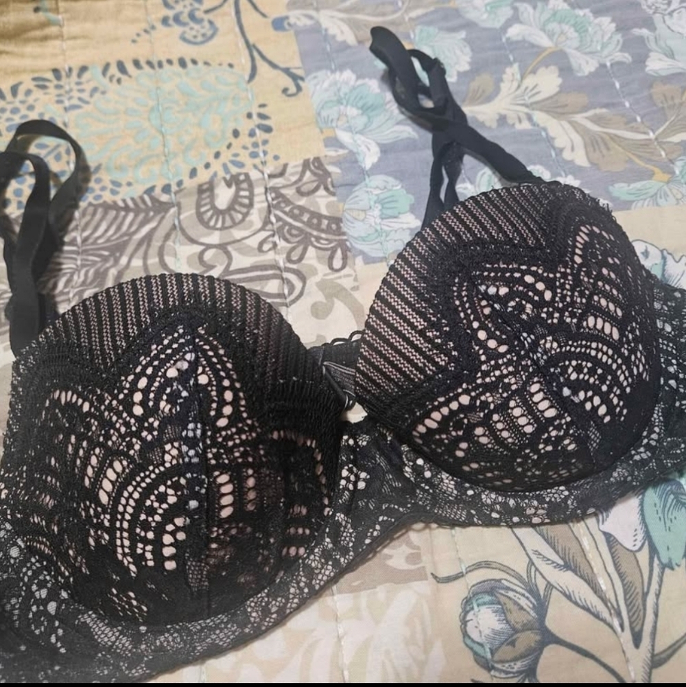 Victoria Secret flirty lace demi bra